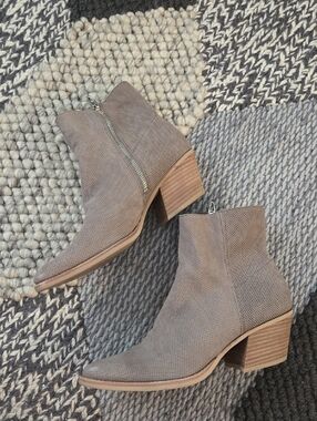 GORGEOUS DOLCE VITA BOOTIES. SZ 10